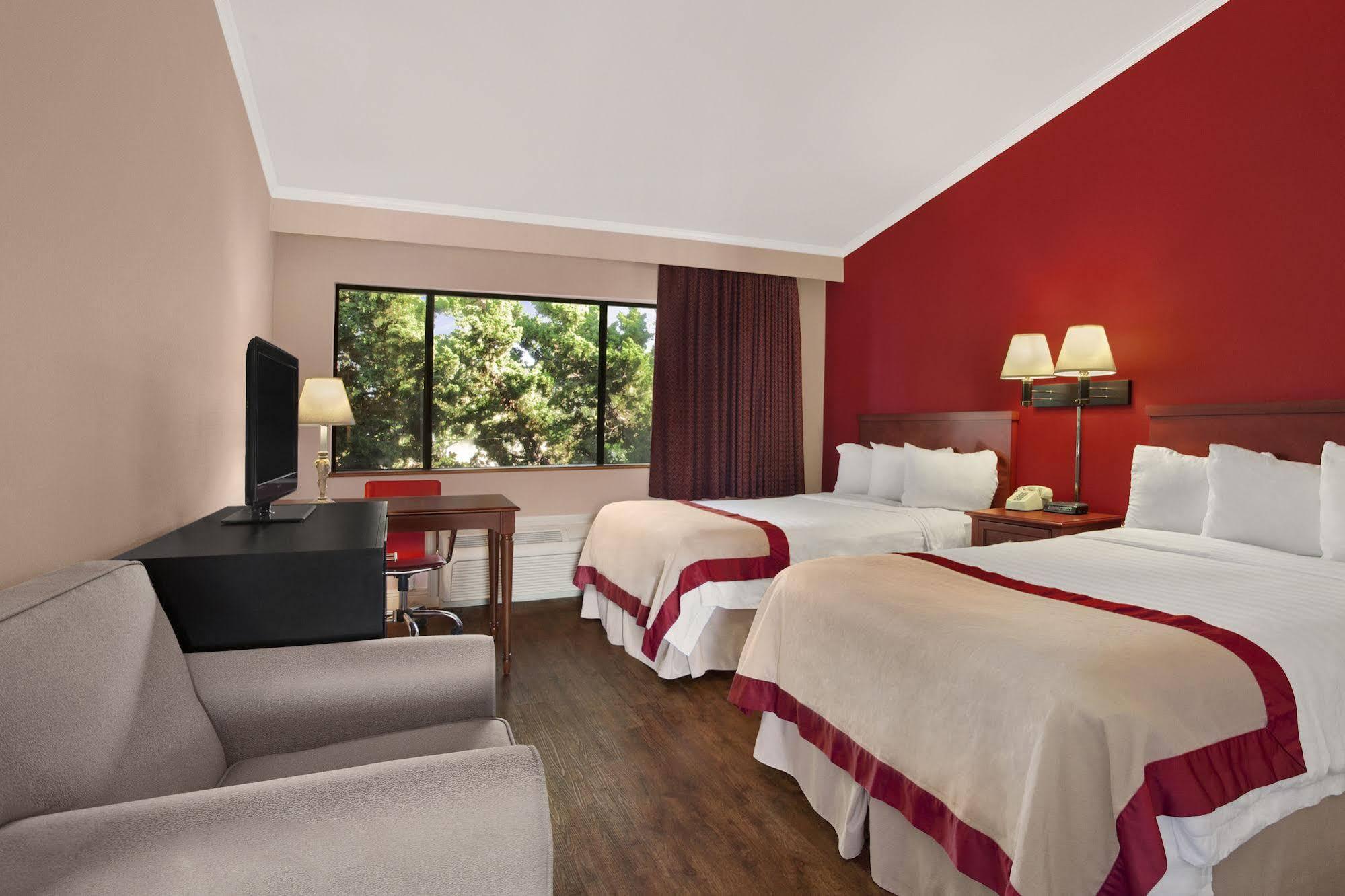 Ramada By Wyndham Torrance Hotel Екстериор снимка