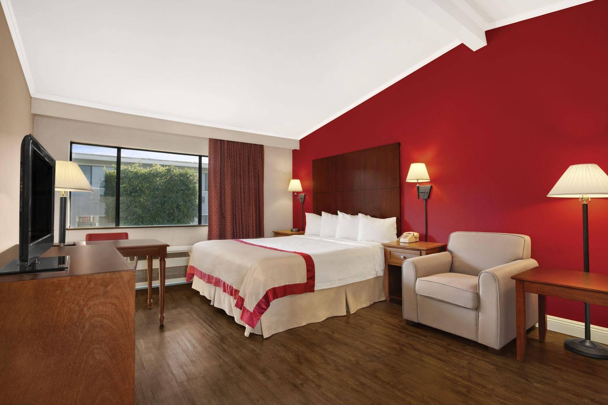 Ramada By Wyndham Torrance Hotel Екстериор снимка