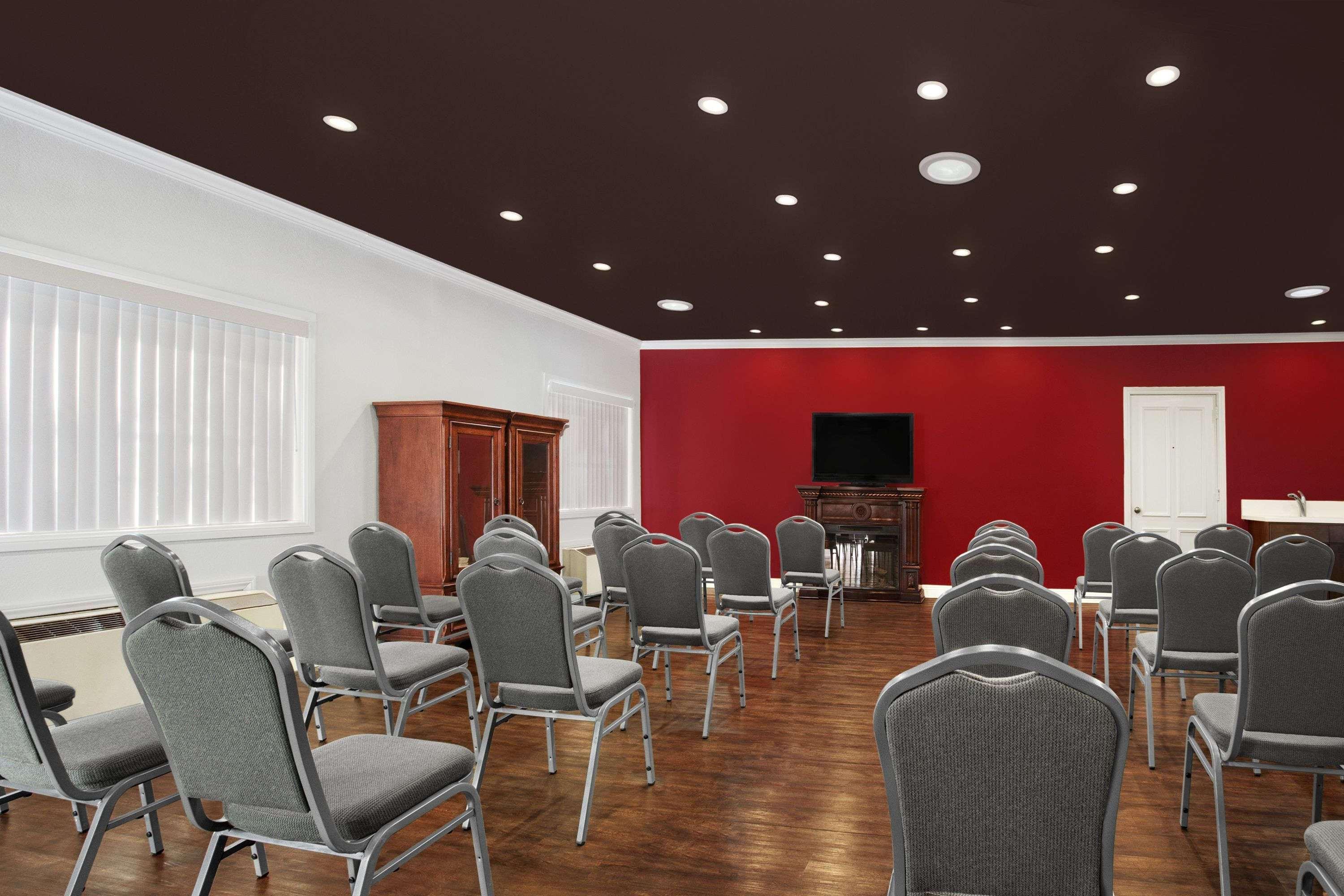 Ramada By Wyndham Torrance Hotel Екстериор снимка