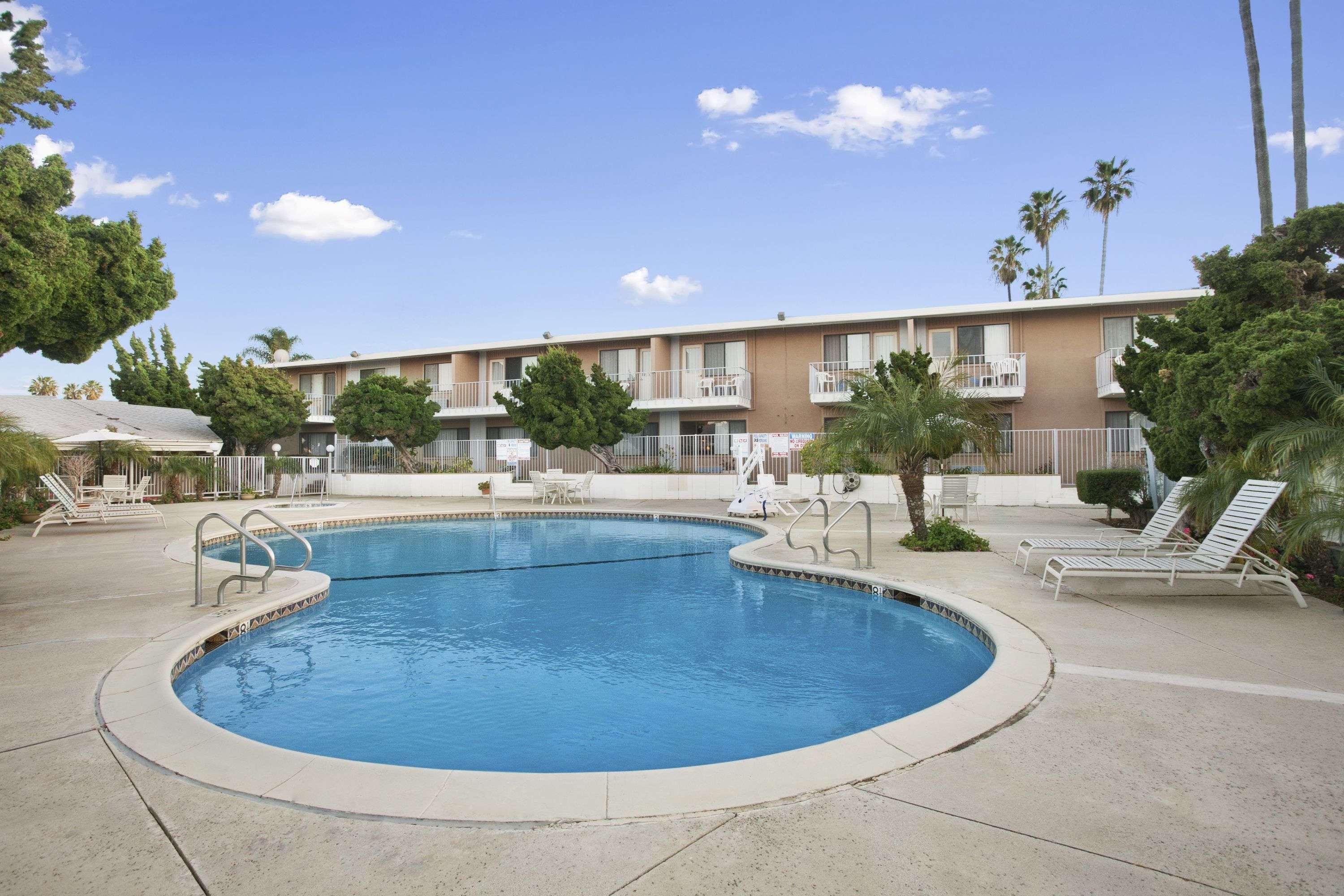 Ramada By Wyndham Torrance Hotel Екстериор снимка