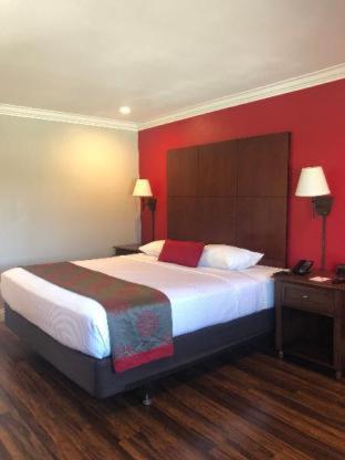 Ramada By Wyndham Torrance Hotel Стая снимка