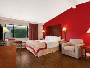 Ramada By Wyndham Torrance Hotel Стая снимка