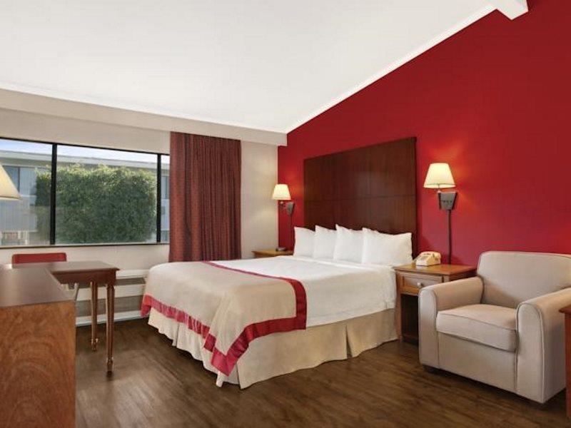 Ramada By Wyndham Torrance Hotel Екстериор снимка